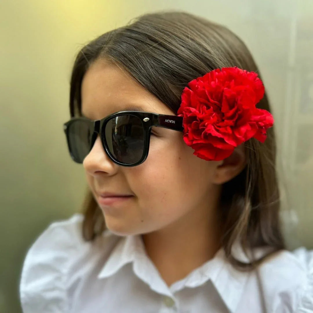 Collage de la colección de gafas de sol infantiles ACWIN mostrando una variedad de niños y niñas luciendo modelos coloridos, flexibles y con diferentes formas geométricas.