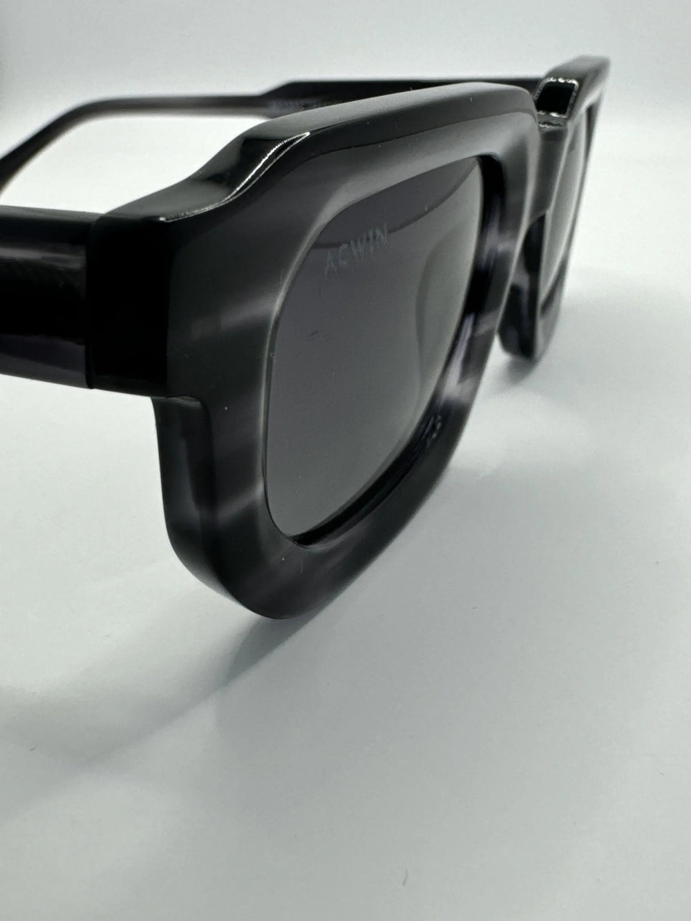 gafas-de-sol-torrevieja-montura-negra-vista-perfil