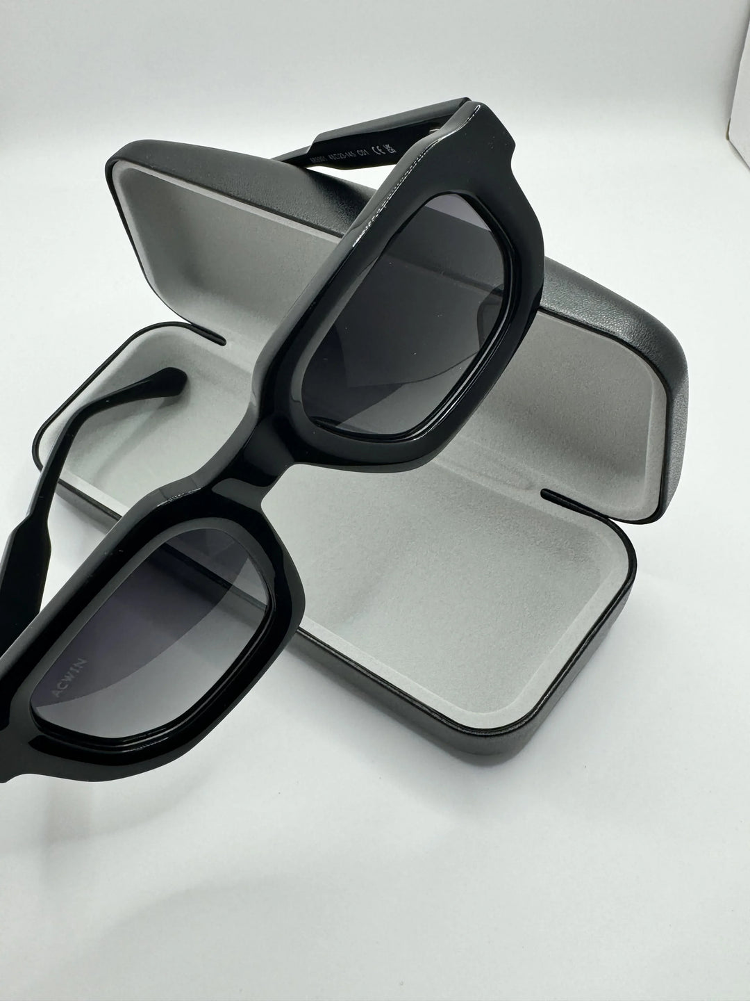 gafas-de-sol-levante-negras-vista-detalle-varilla