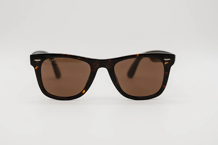 Vista frontal de gafas de sol Altea estilo ojo de gato con estampado carey y lentes degradadas.