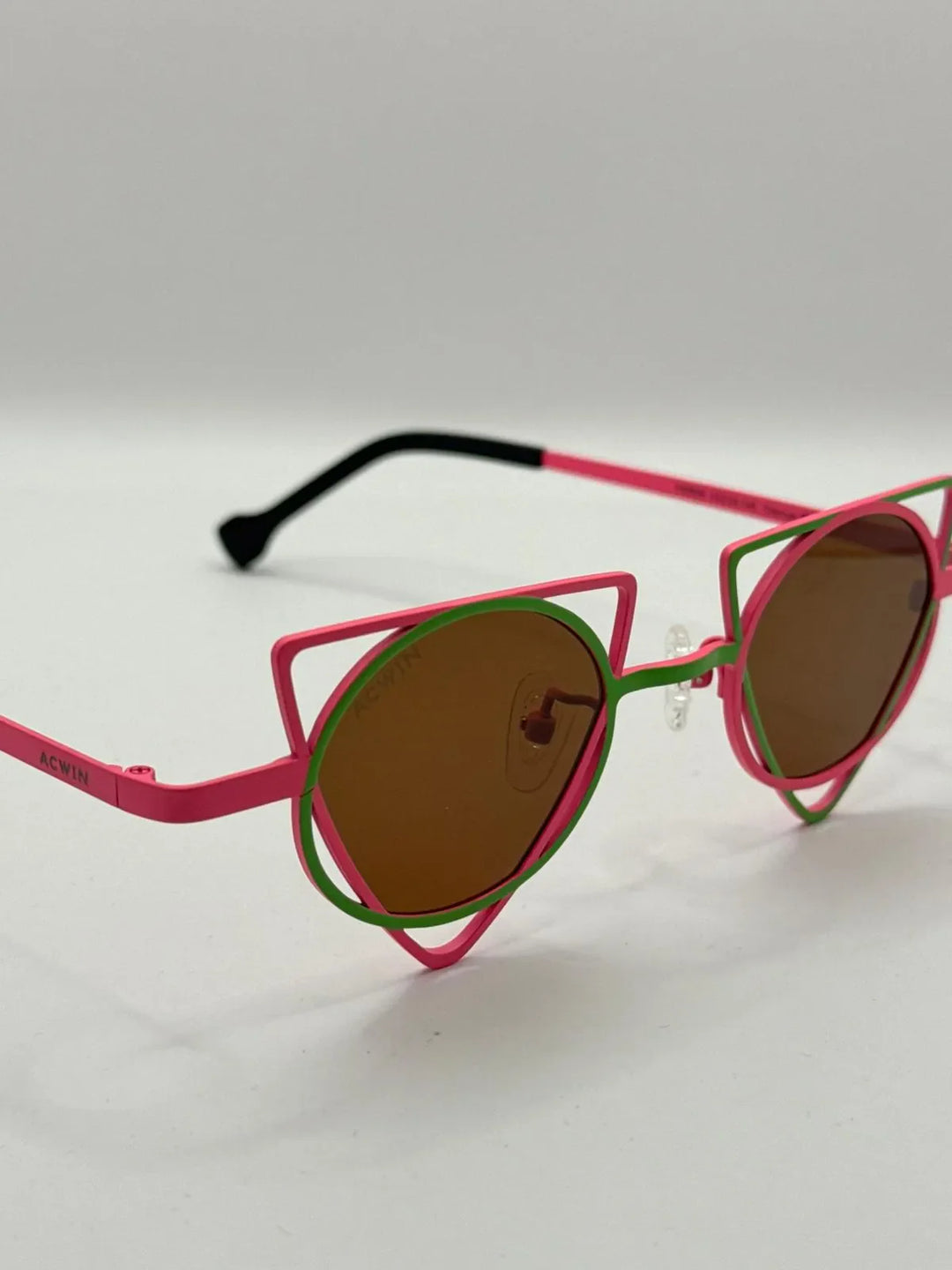 Gafas de sol de titanio mujer forma geométrica Syros color fucsia.
