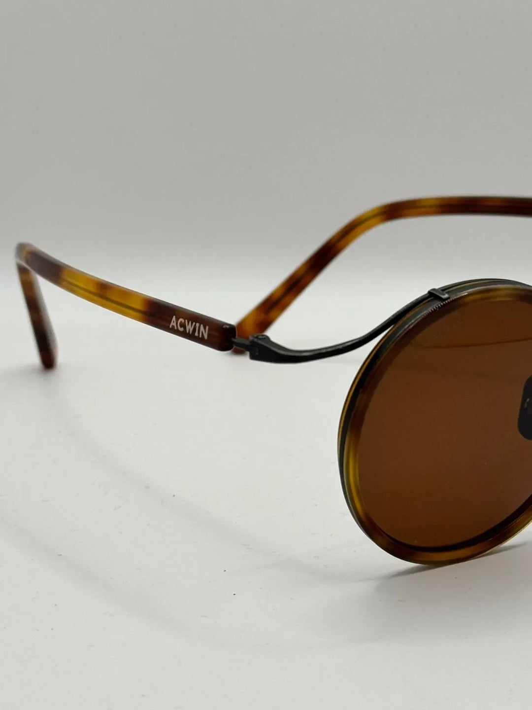 Gafas de sol Titanio Capri vista frontal con puente metalico