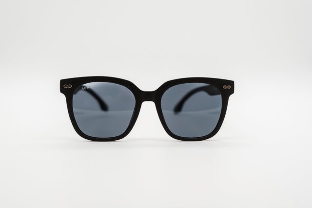 Gafas de sol ACWIN Milu en color negro mate con forma cuadrada clásica estilo wayfarer.