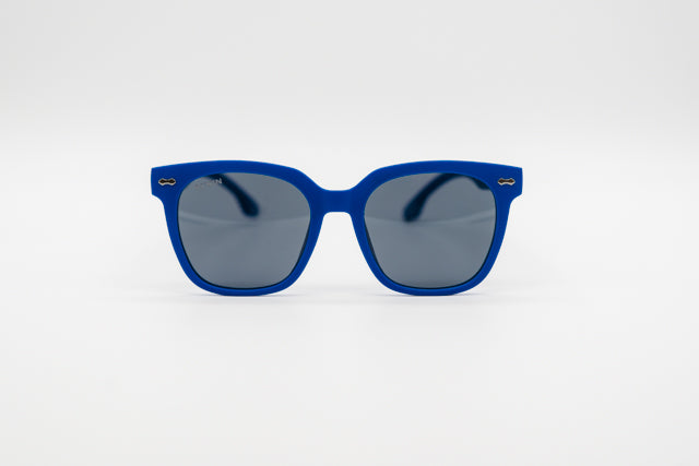 Gafas de sol ACWIN Nina en color azul cobalto eléctrico con forma redondeada envolvente.