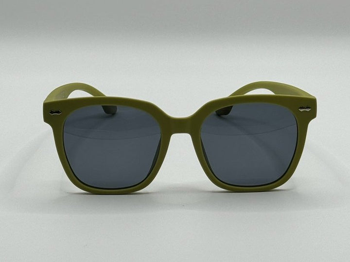 Gafas de sol ACWIN Viki en color verde oliva caqui con montura cuadrada de bordes suavizados.