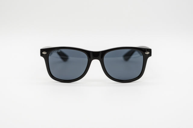 Gafas de sol infantiles ACWIN Tina en negro brillante con montura estilo wayfarer clásica.