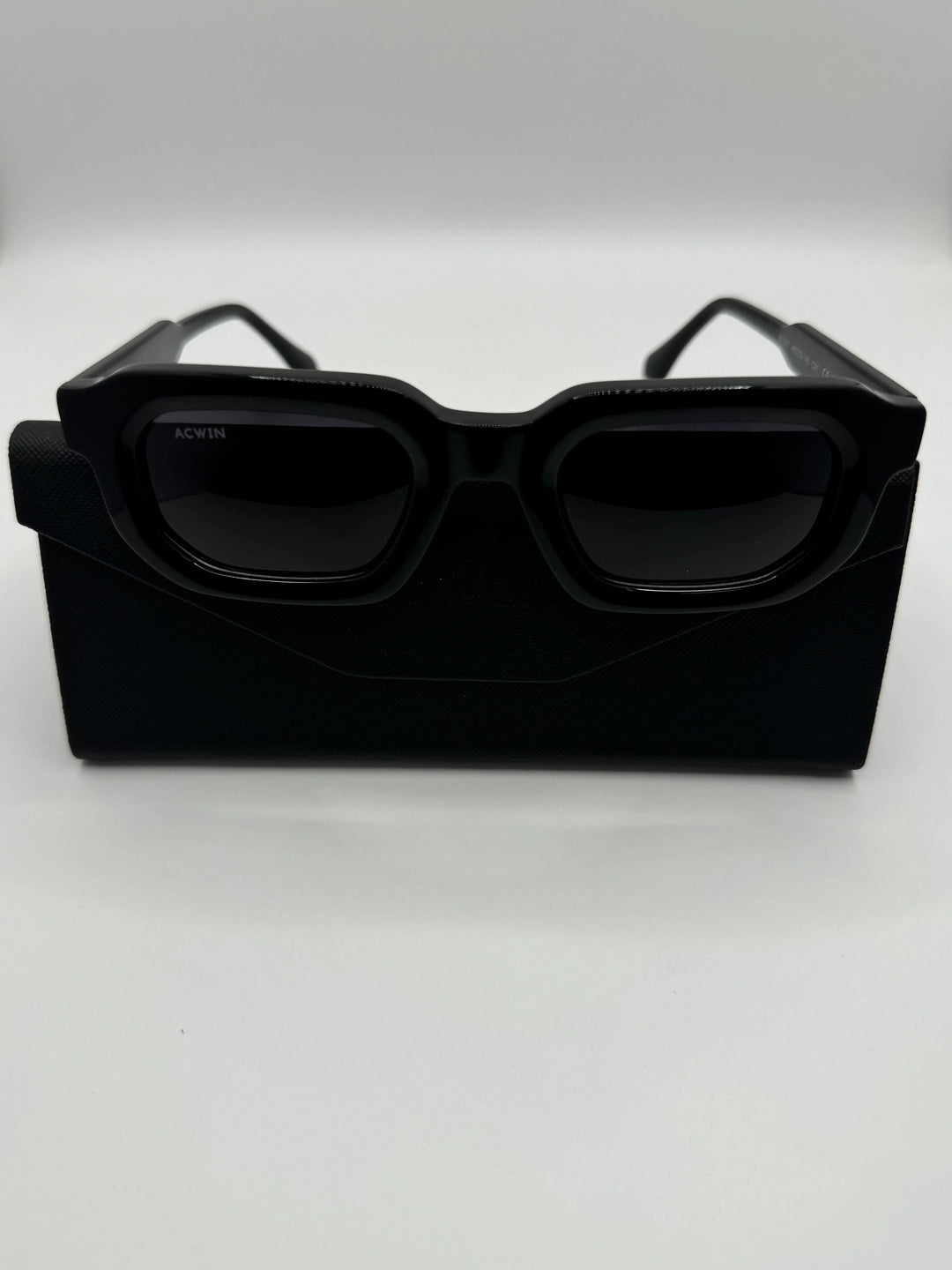 Gafas de sol polarizadas modelo Torrevieja unisex con montura jaspeada frontal."