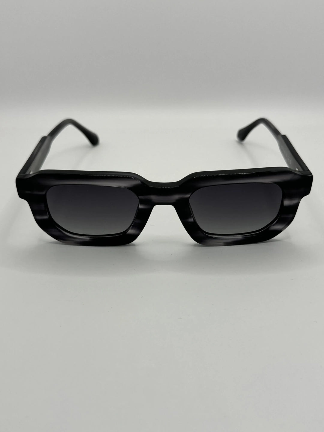 Hombre con gafas de sol estilo oversized modernas para cara redonda