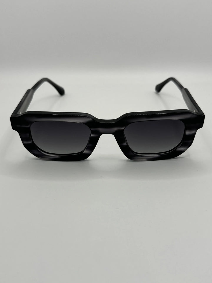 Hombre con gafas de sol estilo oversized modernas para cara redonda