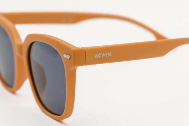 Gafas infantiles ACWIN Duna en color camel mostaza con diseño de montura redondeada tipo pantalla. - Vista 3