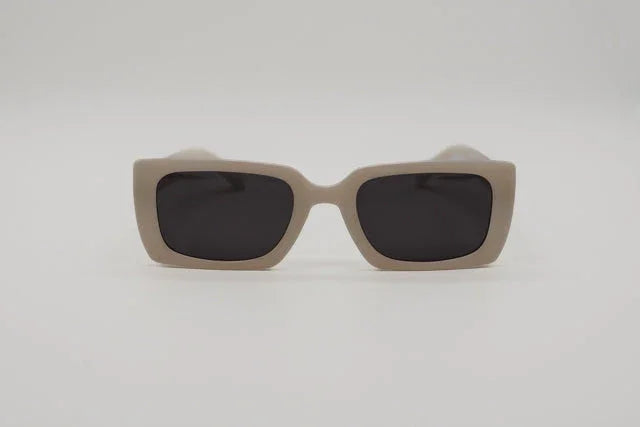 Vista frontal gafas de sol Alicante cuadradas estilo chunky color taupe con lentes degradadas.