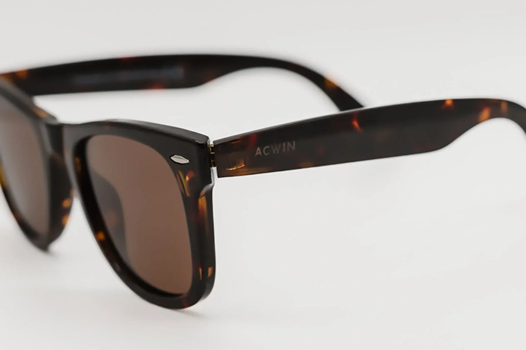 Gafas de sol de pasta modelo Altea perspectiva lateral mostrando el diseño ergonómico.