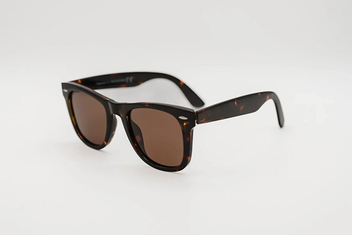 Detalle de varilla con logo ACWIN y montura robusta de las gafas modelo Altea.