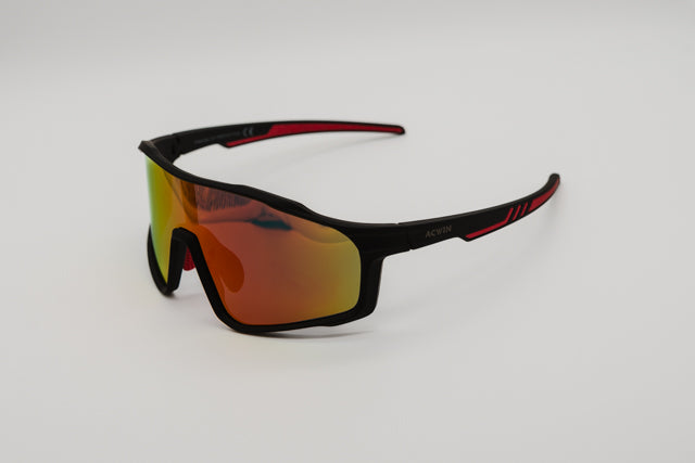 Detalle lateral de las gafas de sol deportivas AMBAR mostrando el ajuste ergonómico.
