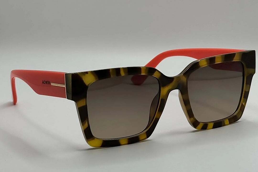 Gafas de sol rectangulares Anibal perspectiva lateral mostrando la textura de madera.