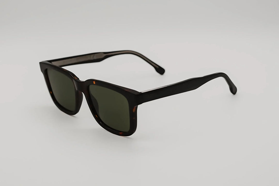 Vista frontal recta de las gafas de sol Ankara destacando su diseño equilibrado.