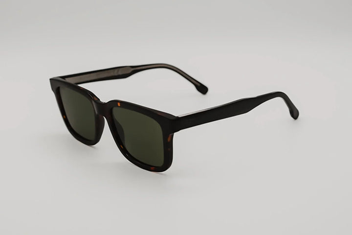 Vista frontal recta de las gafas de sol Ankara destacando su diseño equilibrado.