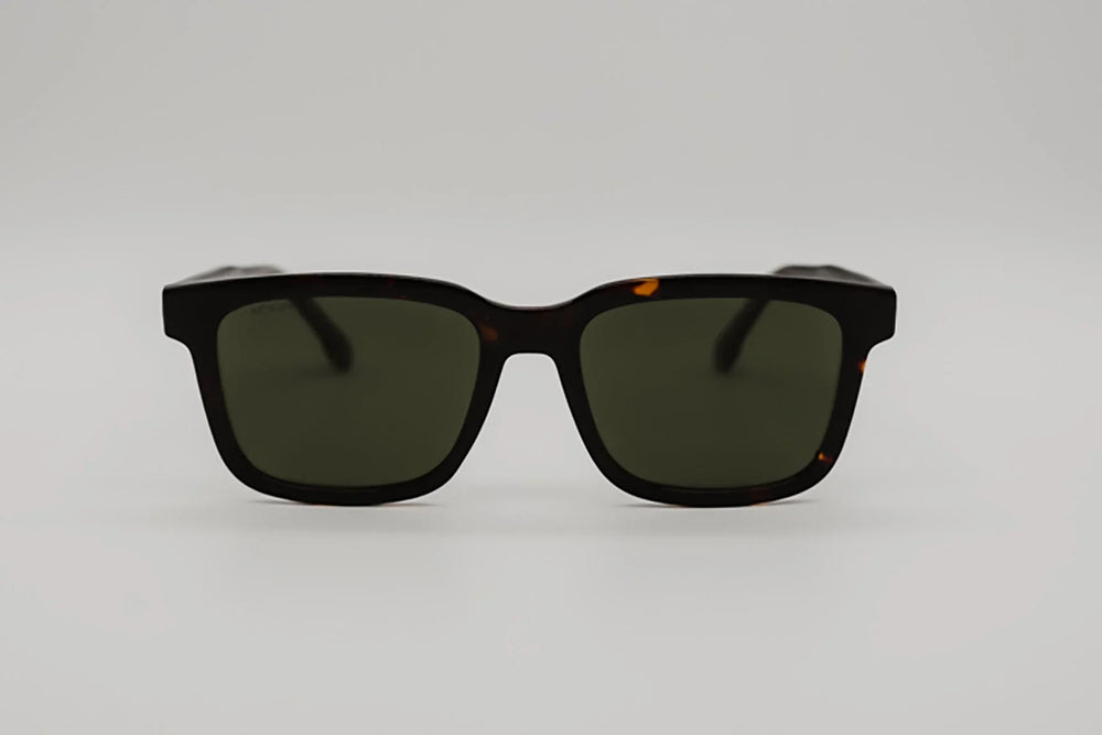 Vista en perspectiva gafas de sol Ankara cuadradas en carey mate.