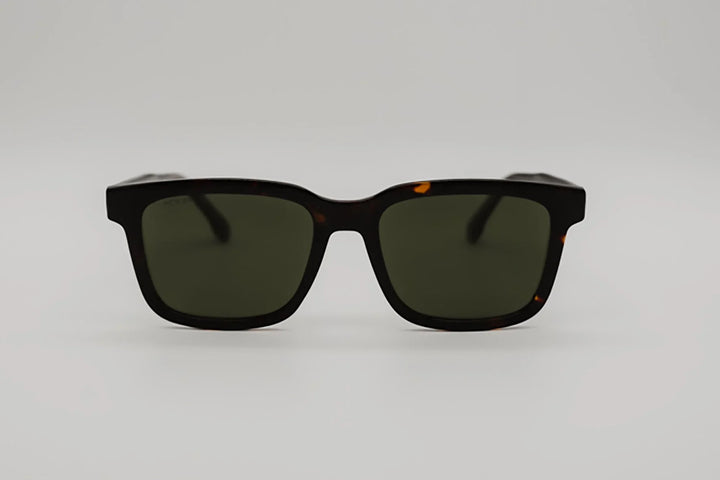 Vista en perspectiva gafas de sol Ankara cuadradas en carey mate.