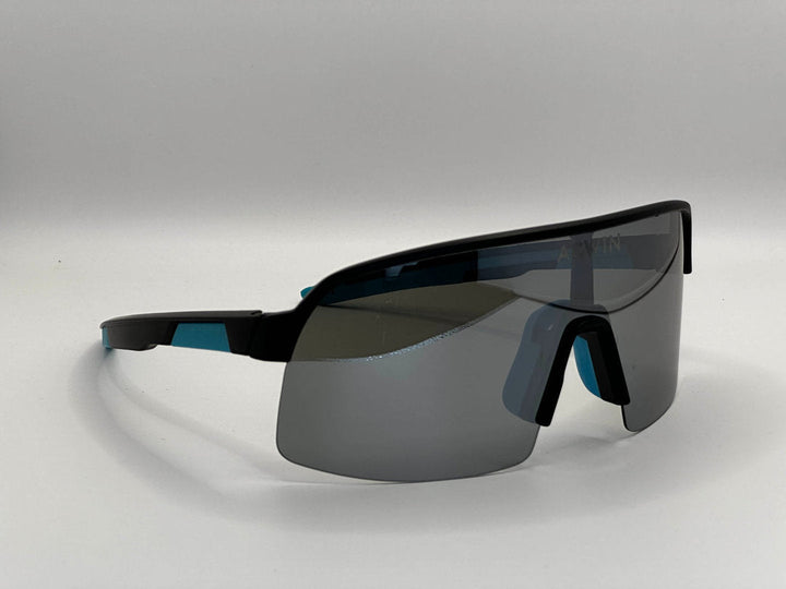 Detalle de perfil de las gafas de sol ARENA destacando su diseño aerodinámico y patillas flexibles.