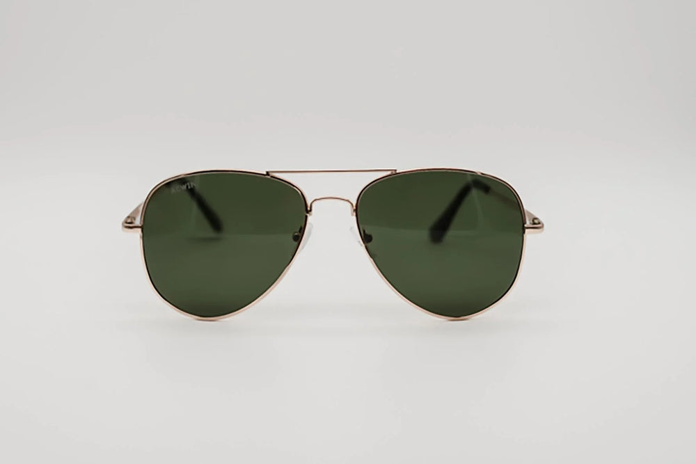 Vista frontal de gafas de sol Atenas estilo aviador clásico con montura dorada y lentes verdes.