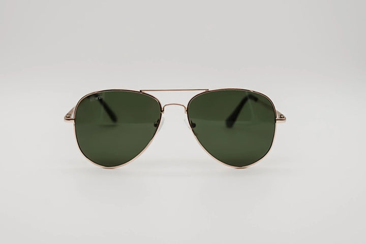 Vista frontal de gafas de sol Atenas estilo aviador clásico con montura dorada y lentes verdes.