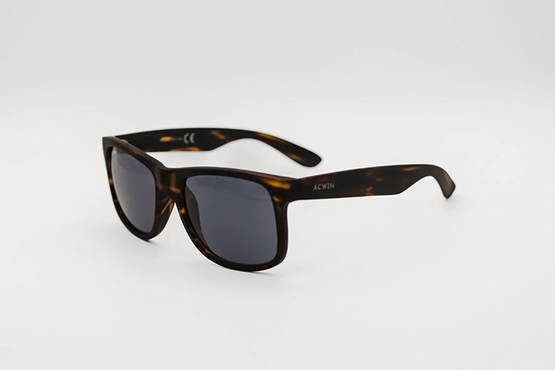 Perfil lateral gafas de sol Baku mostrando el patrón carey sutil y el logo ACWIN.