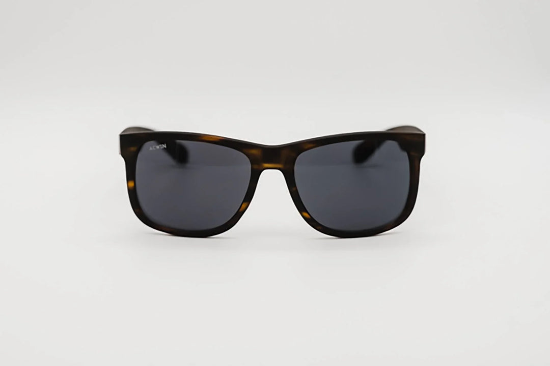 Vista frontal gafas de sol Baku rectangulares con estampado carey oscuro acabado mate.