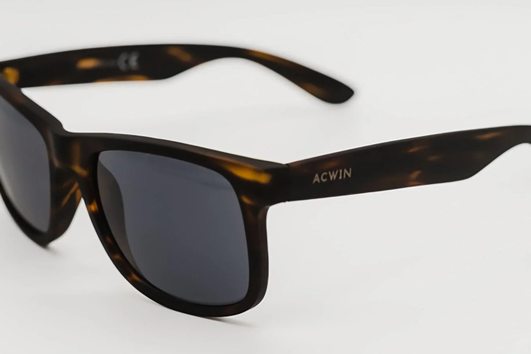 Detalle de la textura mate y el puente de las gafas modelo Baku.