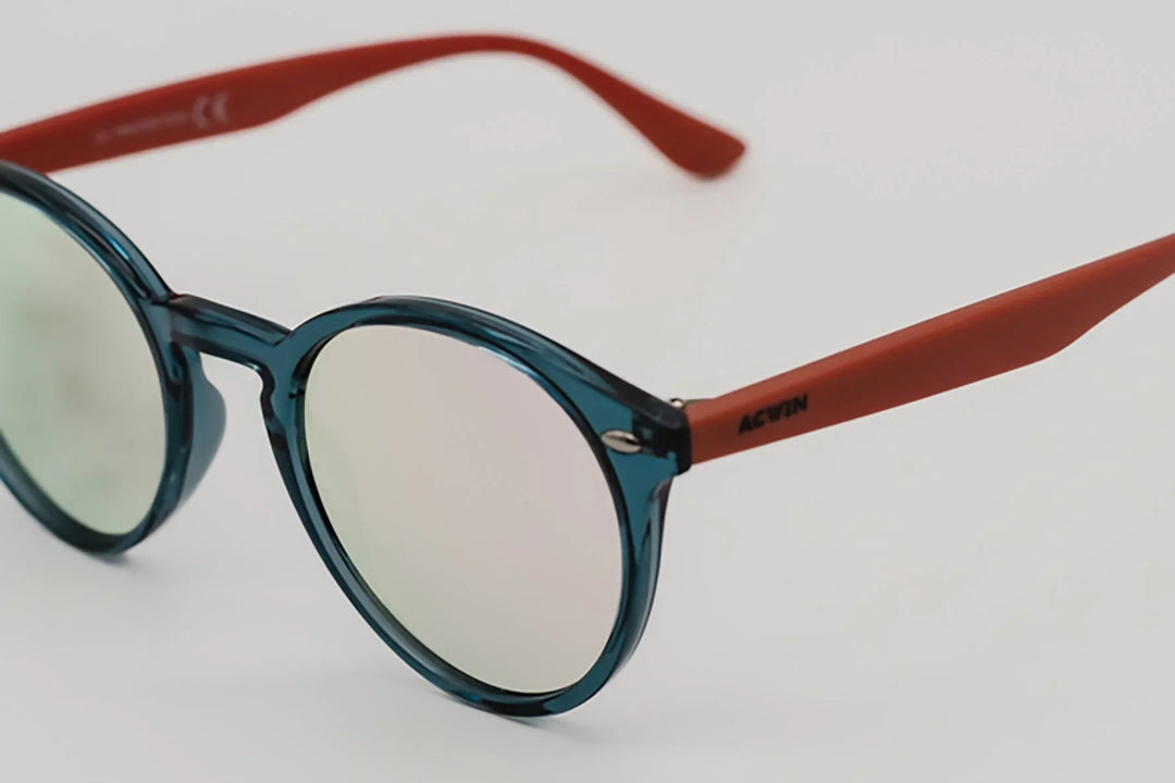 Detalle de la montura translúcida y la combinación de colores del modelo Barcelona.