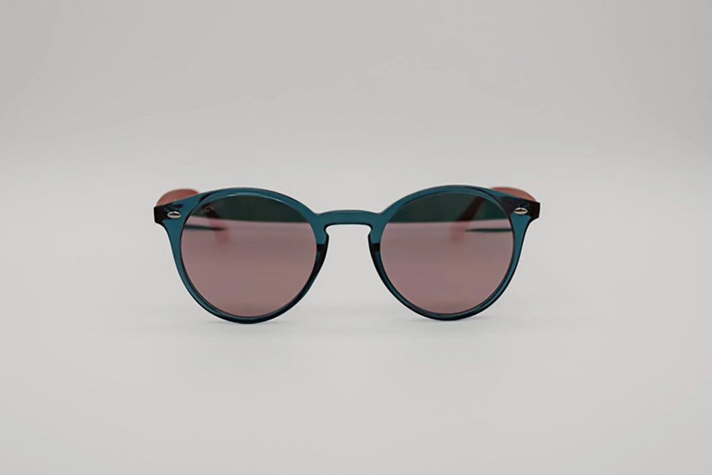 Vista frontal gafas de sol Barcelona redondas con diseño bicolor azul y rojo.