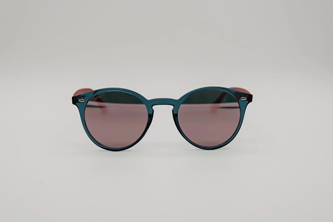 Vista frontal gafas de sol Barcelona redondas con diseño bicolor azul y rojo.
