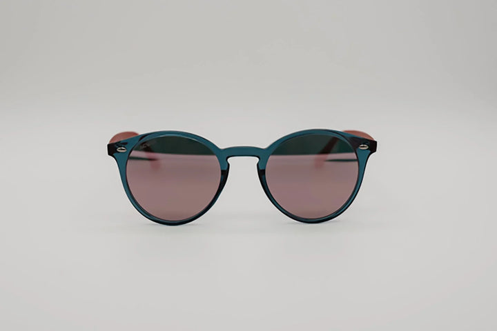 Vista frontal gafas de sol Barcelona redondas con diseño bicolor azul y rojo.