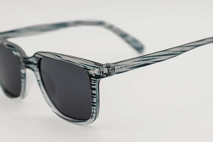 Detalle de la montura rayada y los remaches plateados del modelo Bari.