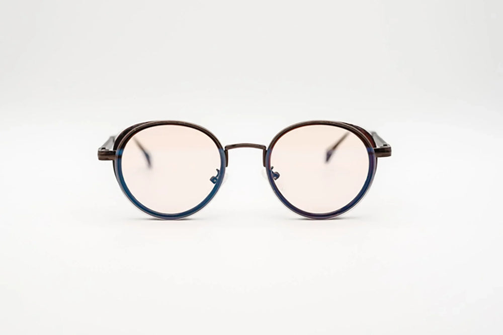 Vista frontal gafas de sol Berlin redondas metal y acetato burdeos con lentes rosadas.