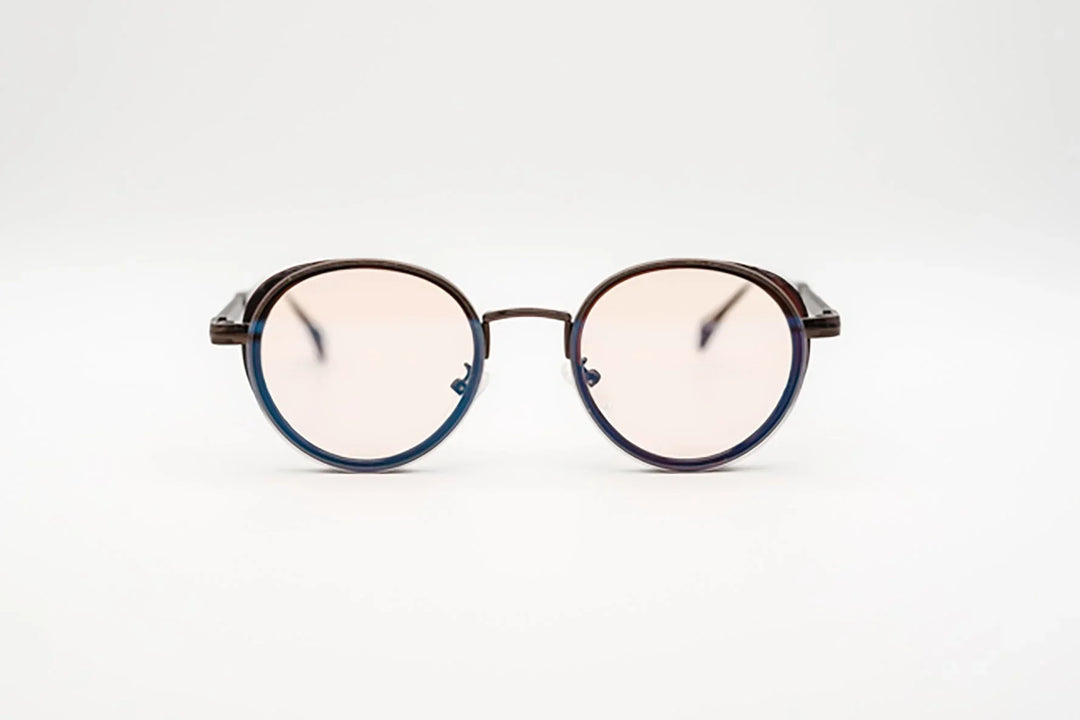 Vista frontal gafas de sol Berlin redondas metal y acetato burdeos con lentes rosadas.