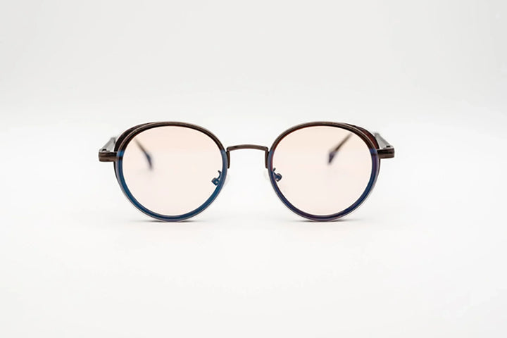 Vista frontal gafas de sol Berlin redondas metal y acetato burdeos con lentes rosadas.