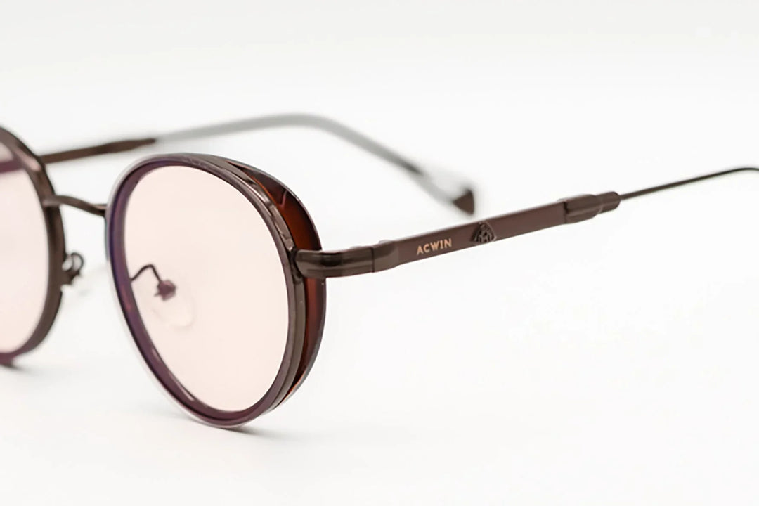 Detalle de las lentes claras y el puente metálico del modelo Berlin.