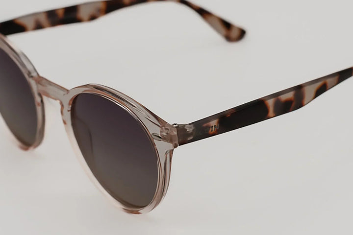 Detalle de la montura transparente y las lentes oscuras del modelo Bilbao.