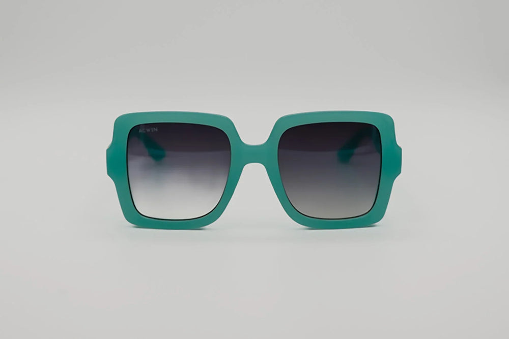 Vista frontal gafas de sol Burgos cuadradas oversize en color turquesa mate.