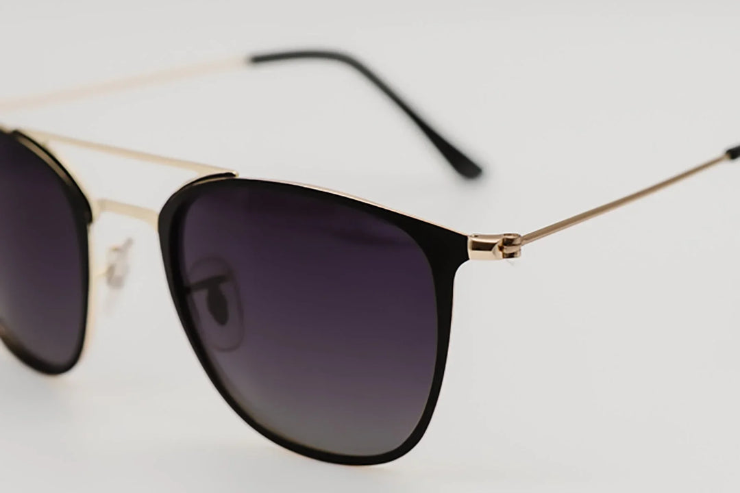 Detalle del doble puente metálico y la combinación negro-oro del modelo Copenhague.