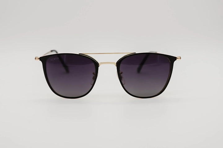 Vista frontal gafas de sol Copenhague estilo aviador moderno con aros negros y metal dorado.