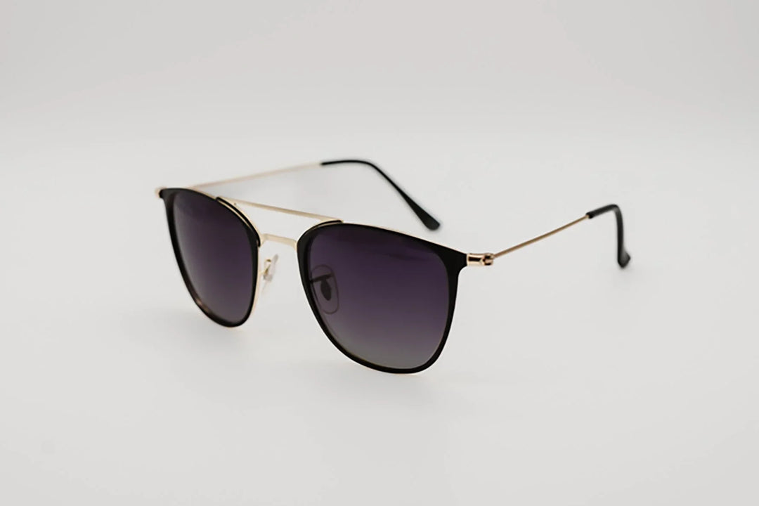 Perfil lateral gafas de sol Copenhague mostrando la varilla fina dorada y terminal negro.