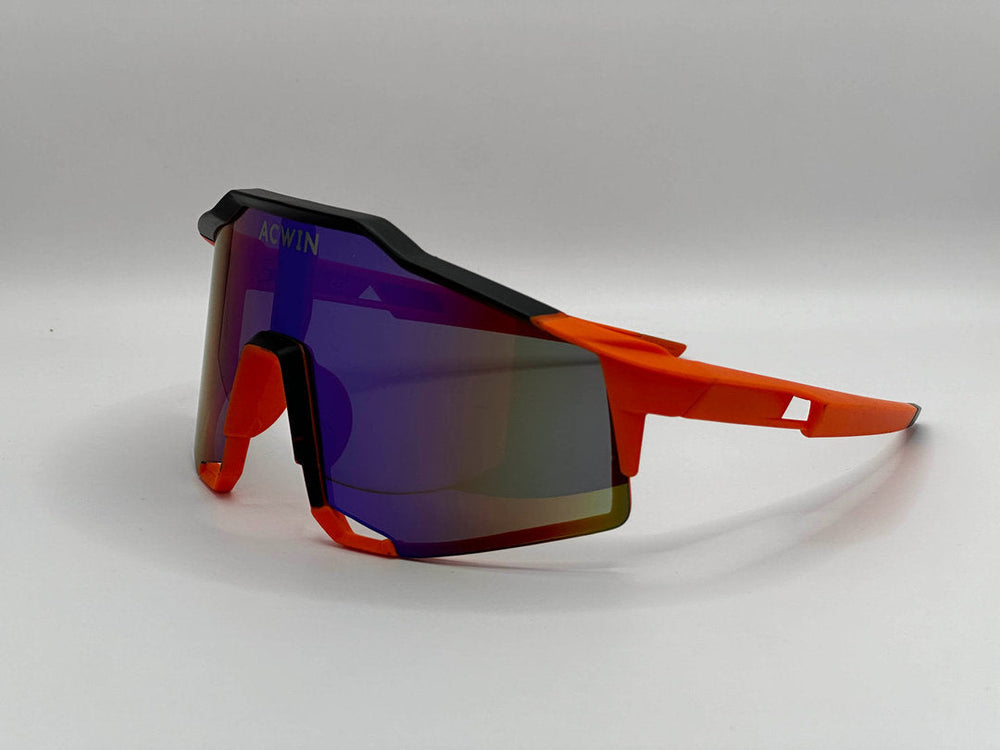 Detalle de la lente panorámica de las gafas CORAL destacando el tratamiento de espejo fuego.