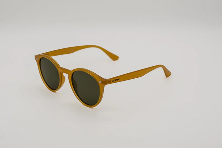 Perfil lateral gafas de sol Cordoba mostrando el acabado mate color miel y logo ACWIN.