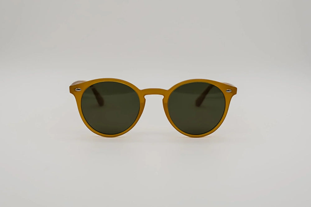 Vista frontal gafas de sol Cordoba estilo panto redondas color mostaza miel.