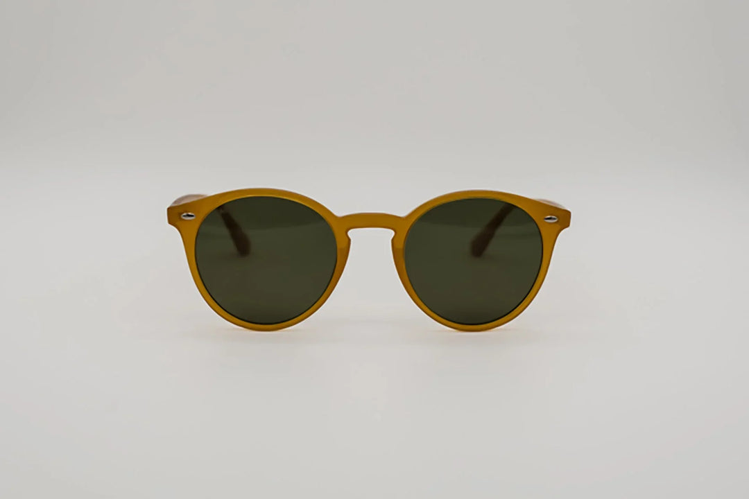 Vista frontal gafas de sol Cordoba estilo panto redondas color mostaza miel.