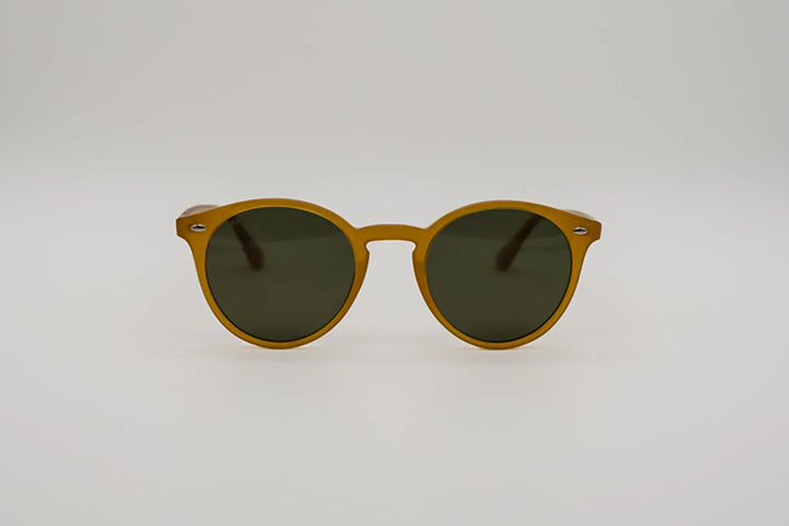 Vista frontal gafas de sol Cordoba estilo panto redondas color mostaza miel.