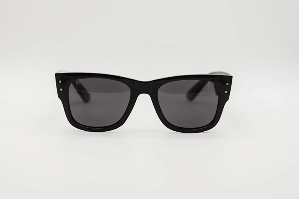 Vista frontal gafas de sol Creta diseño rectangular grueso en negro mate.