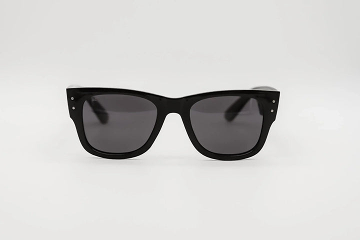 Vista frontal gafas de sol Creta diseño rectangular grueso en negro mate.